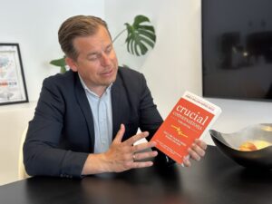 Lars Rothschild Henriksen holder Crucial Conversations-træning på kontoret